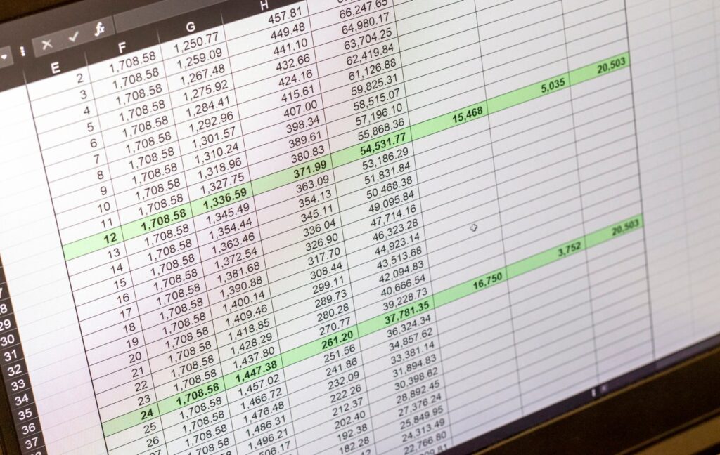 fotografia de uma folha de excel em modo escuro na tela computador mostrando tabela de amortizacao de emprestimos bancarios scaled 1