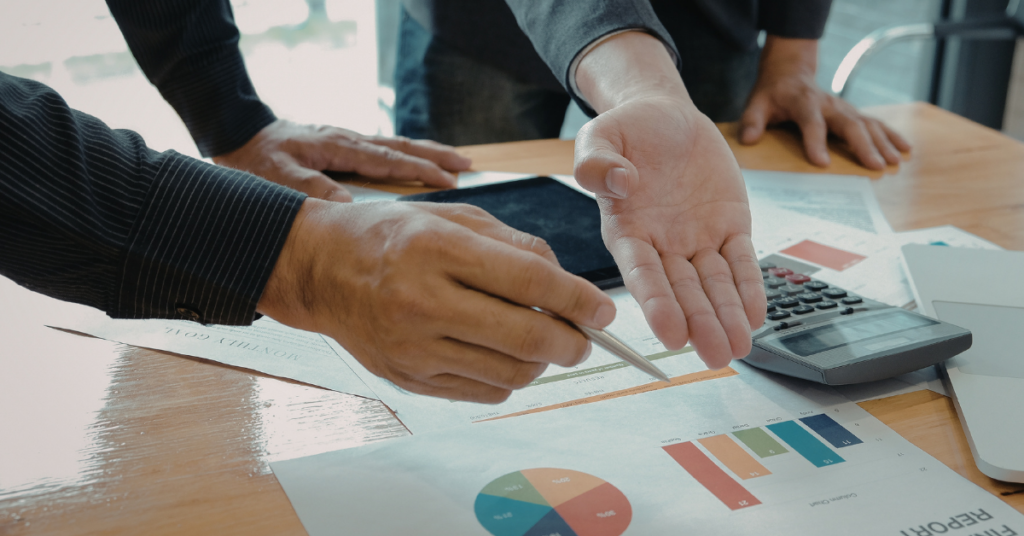 decisões financeiras sem dados, gestão financeira sem indicadores, erros financeiros por falta de controle. faturamento cresce mas o caixa não