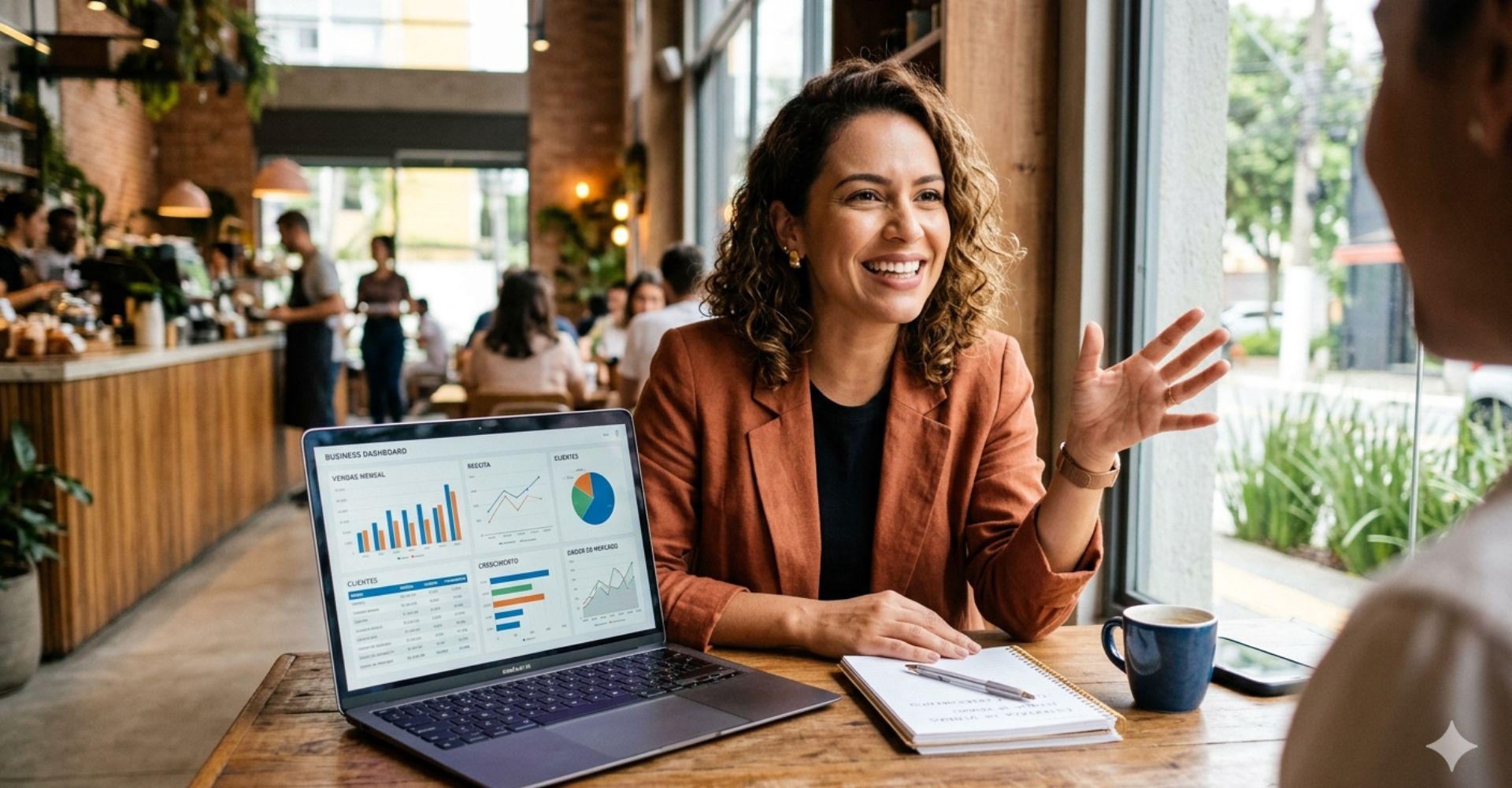 Atenção MEI: Você Está Perdendo Dinheiro por Causa Destes 7 Descuidos? 4 MEI analisando dados financeiros, indicadores de desempenho, empreendedorismo sucesso, gestão estratégica