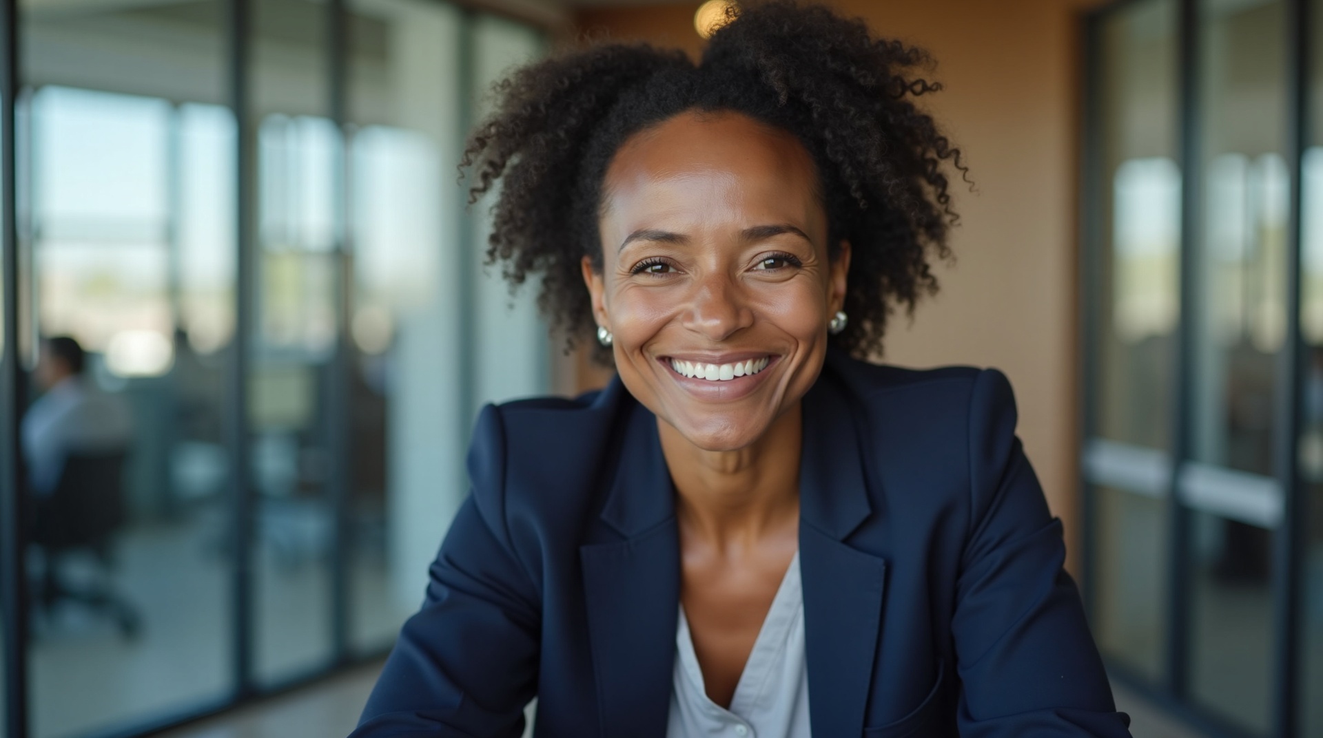 Empresária sorridente em escritório moderno, simbolizando sucesso e gestão eficiente