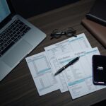 Mesa de escritório organizada com laptop, calculadora financeira e documentos de pró-labore, simbolizando gestão contábil de autoridade
