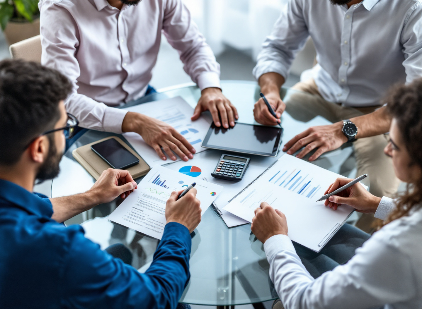 Equipe analisando viabilidade de projeto em reunião de trabalho colaborativa